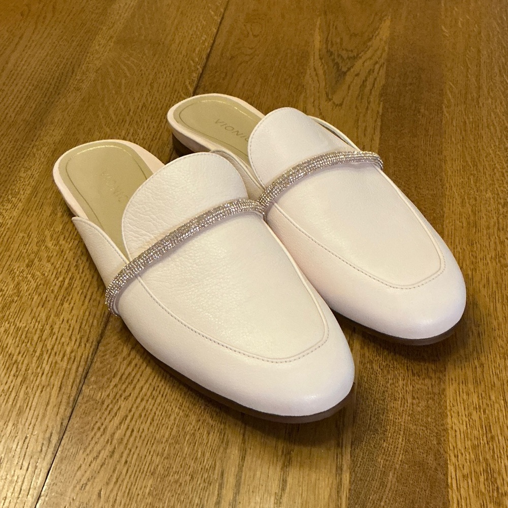 Woman’s Vionic baby pink with jewel strap. Size 8. Leather. Like new! So cute!